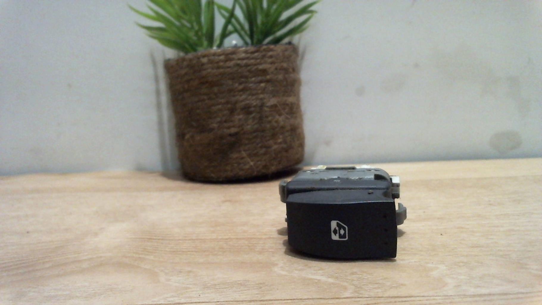 Interrupteur de leve vitre avant droit