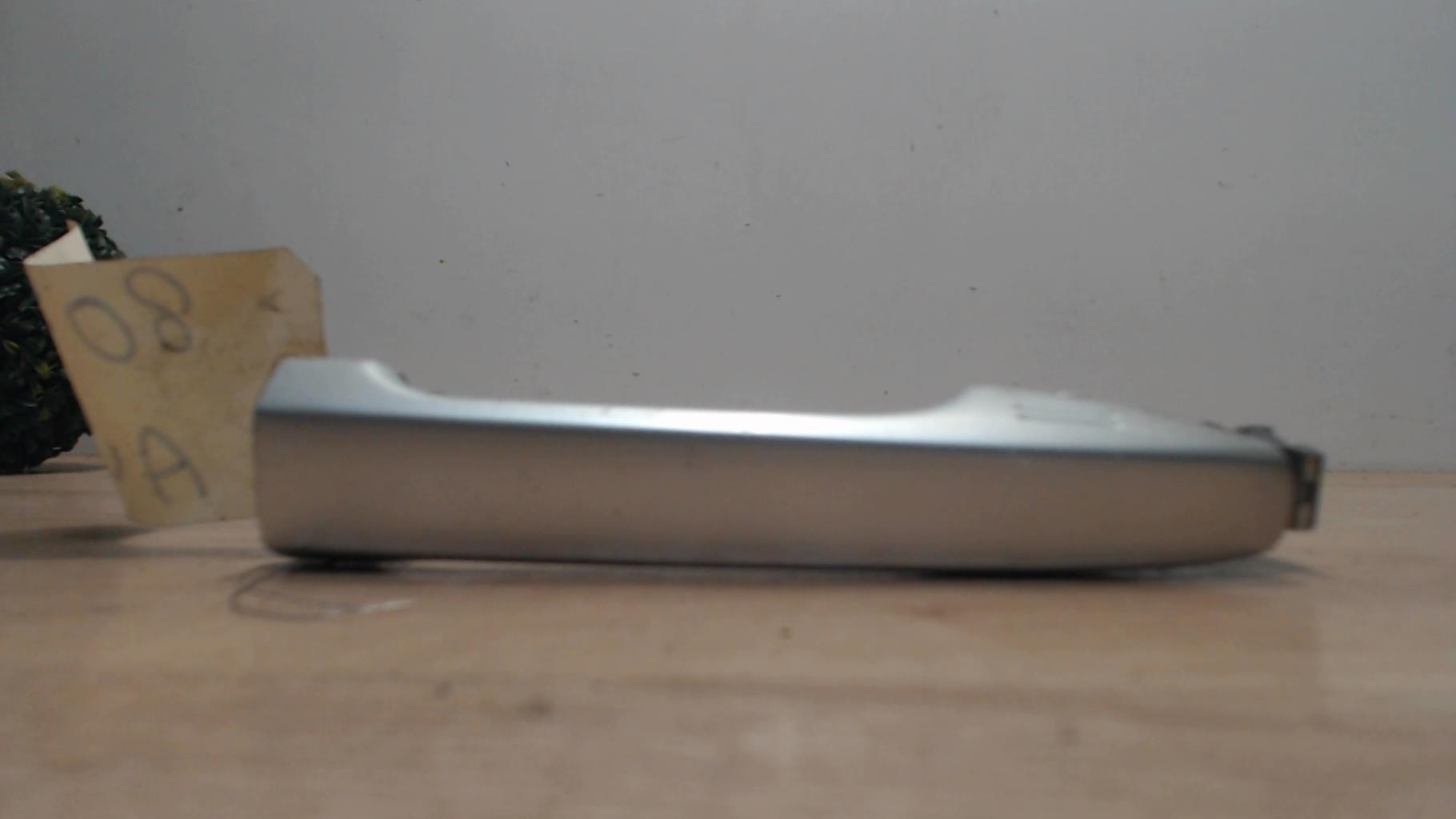 Poignee porte avant gauche