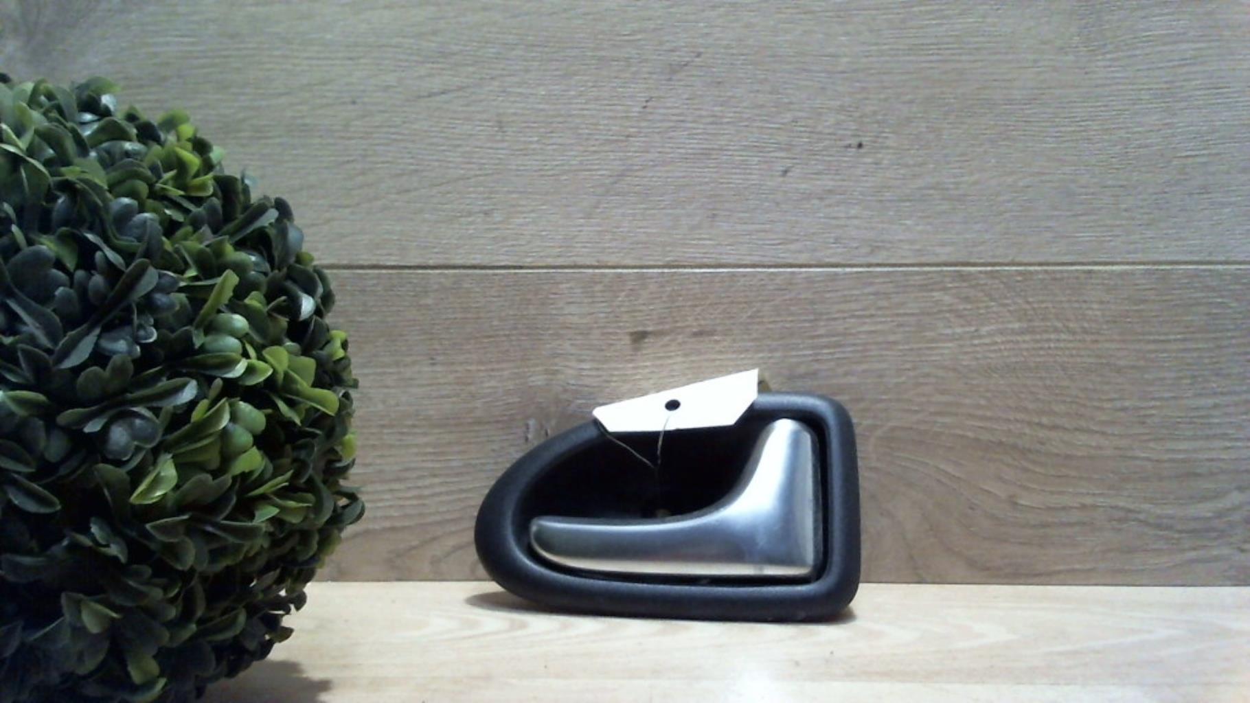 Poignee interieur avant droit