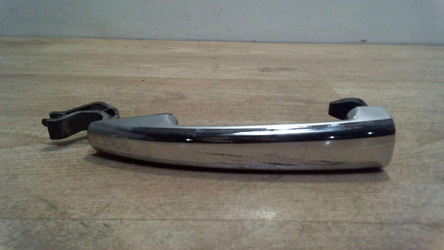 Poignee porte avant gauche