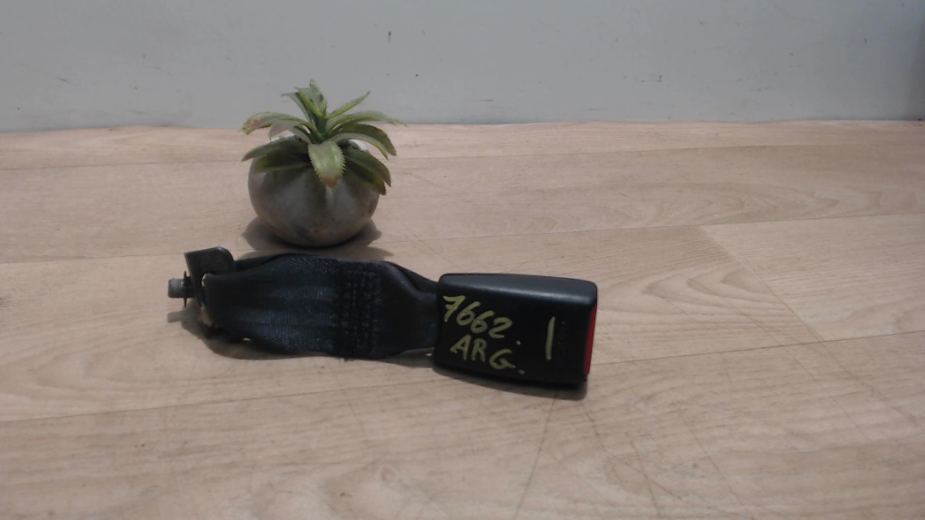 Attache ceinture arriere centrale