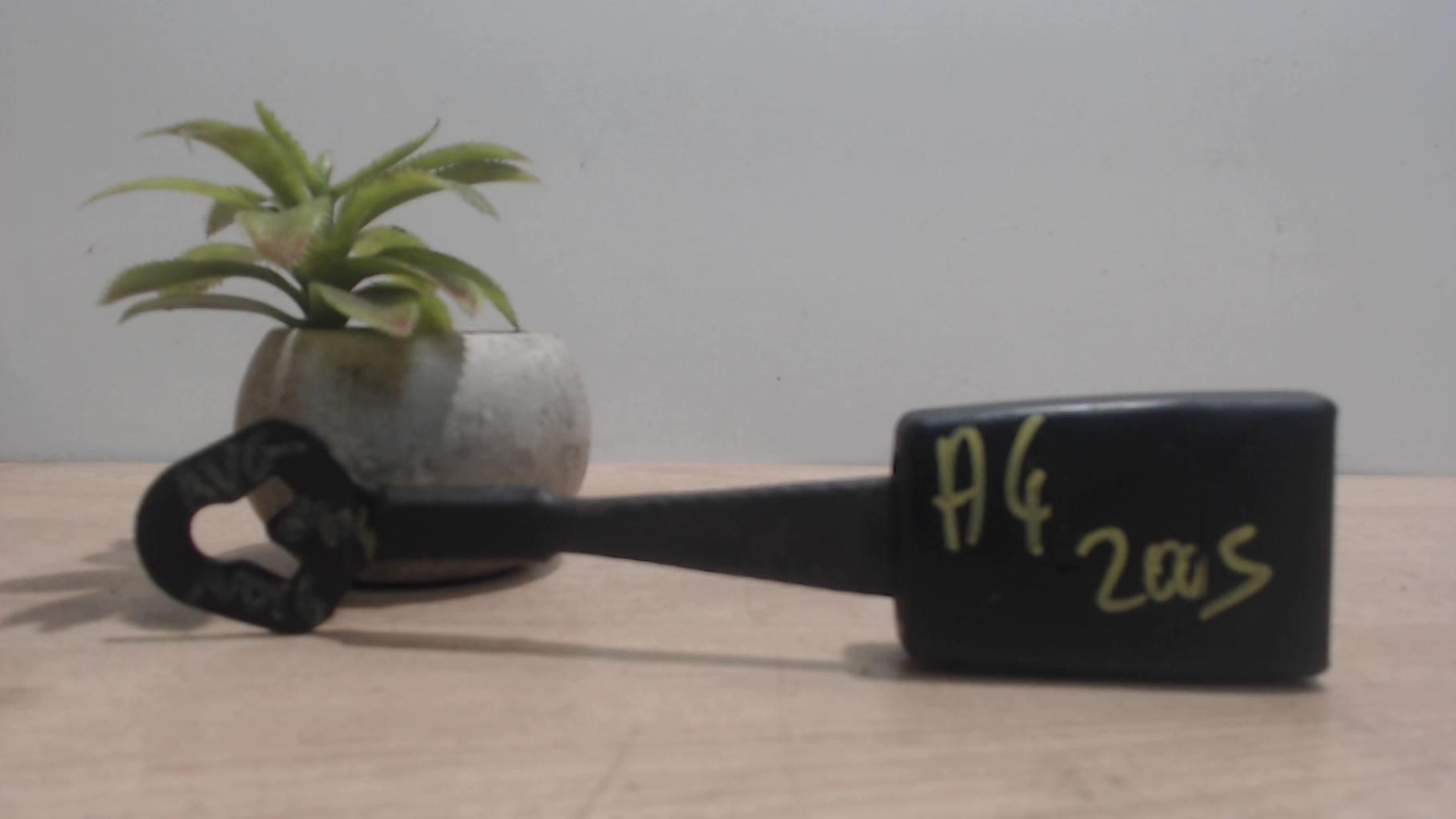 Attache ceinture avant gauche