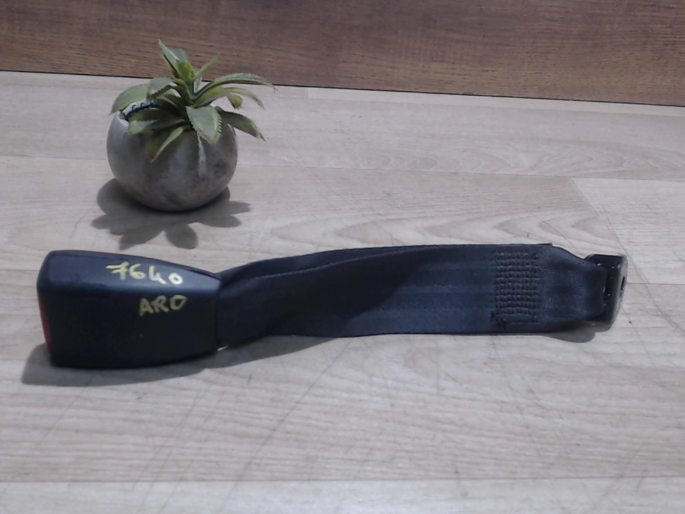 Attache ceinture arriere droit