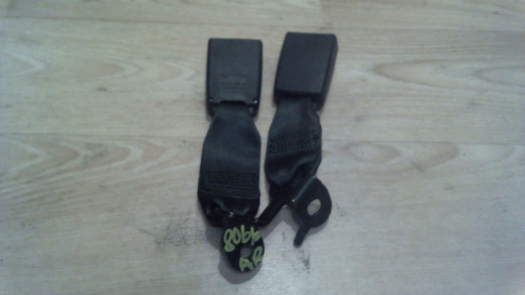 Attache ceinture arriere centrale
