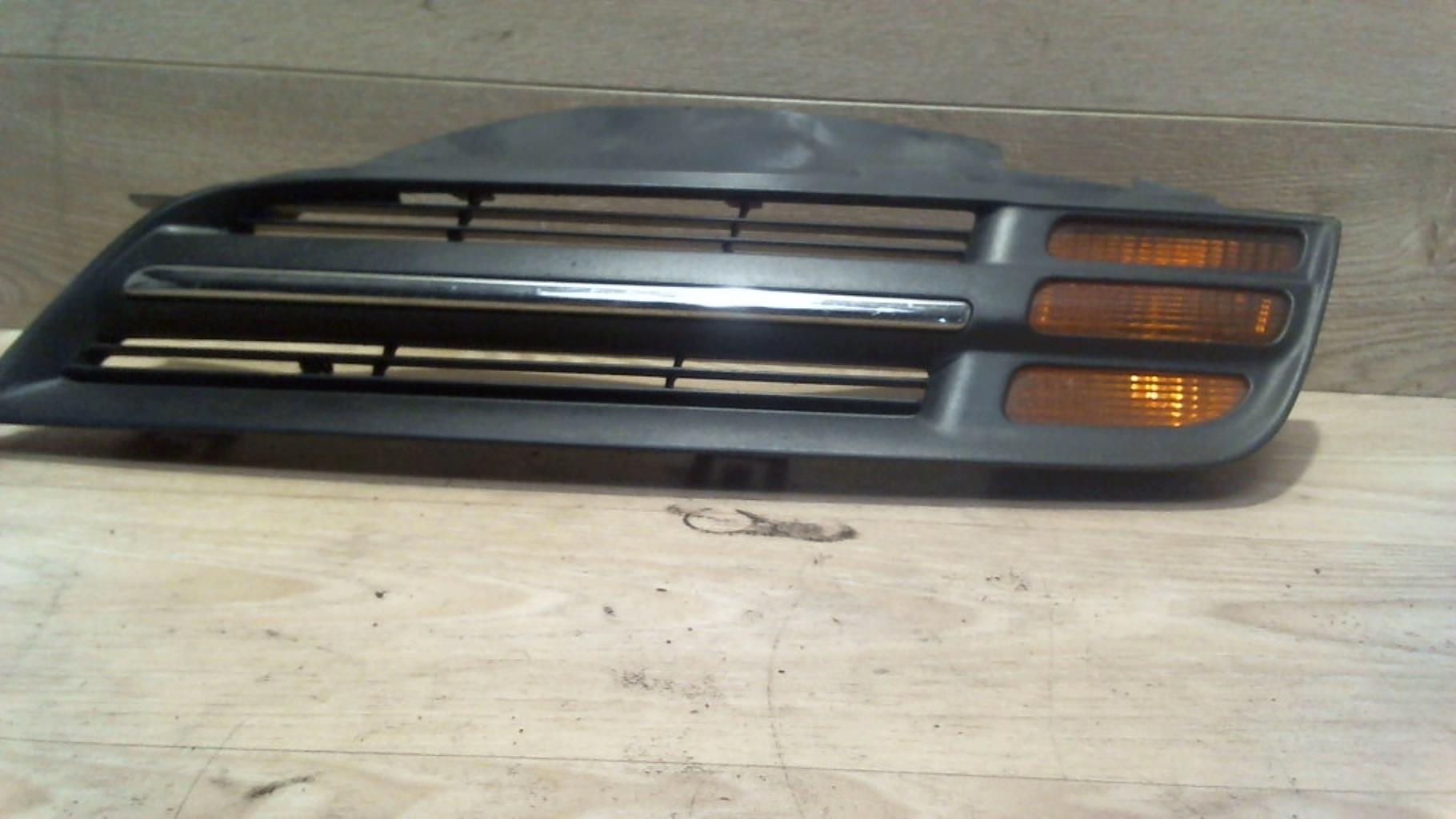 Grille de calandre gauche