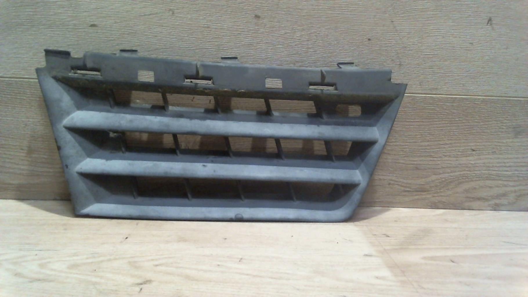 Grille de calandre gauche