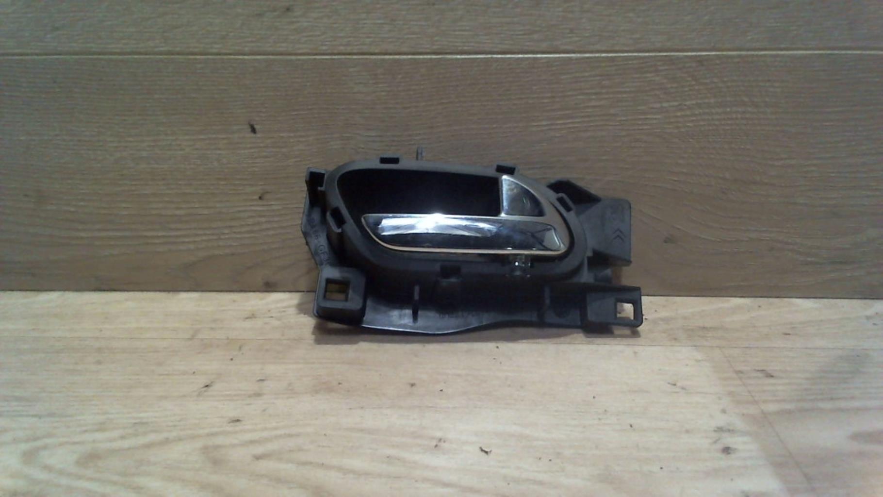 Poignee interieur porte laterale droite