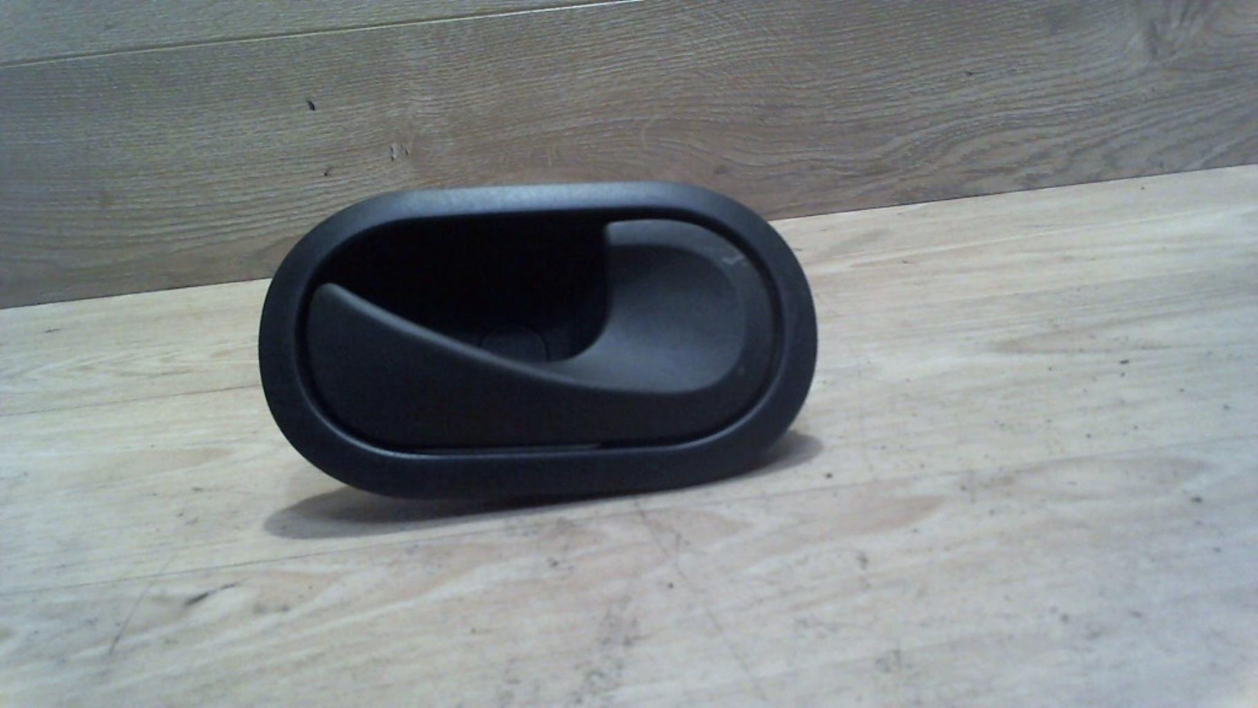 Poignee interieur porte laterale droite