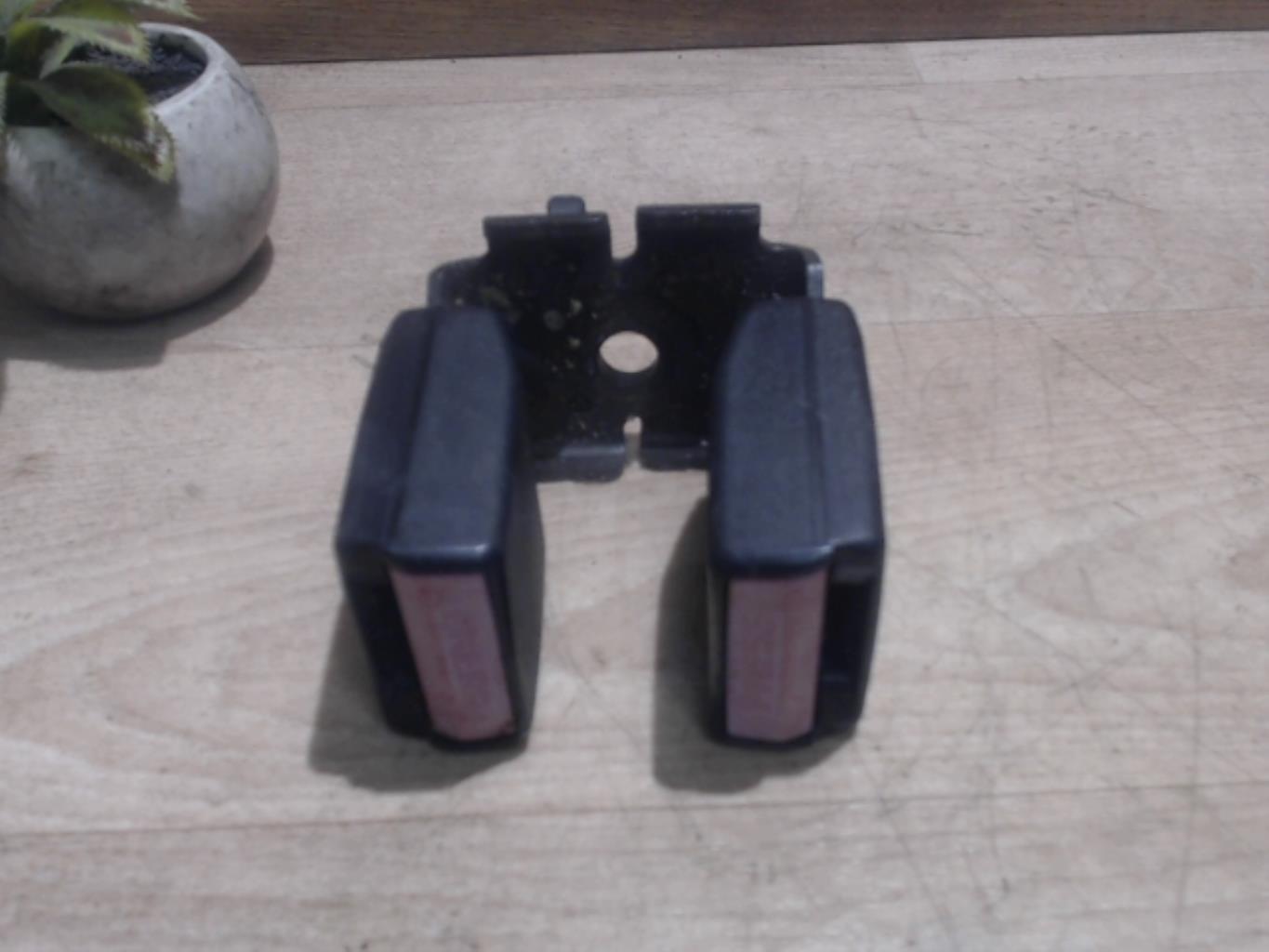 Attache ceinture arriere gauche