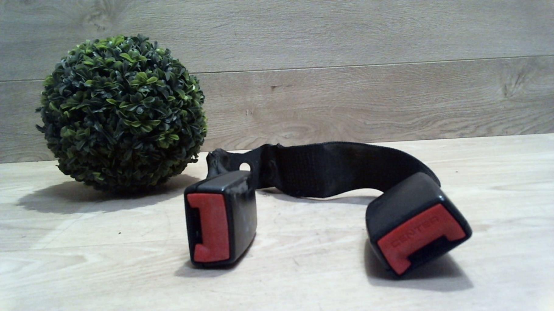 Attache ceinture arriere centrale