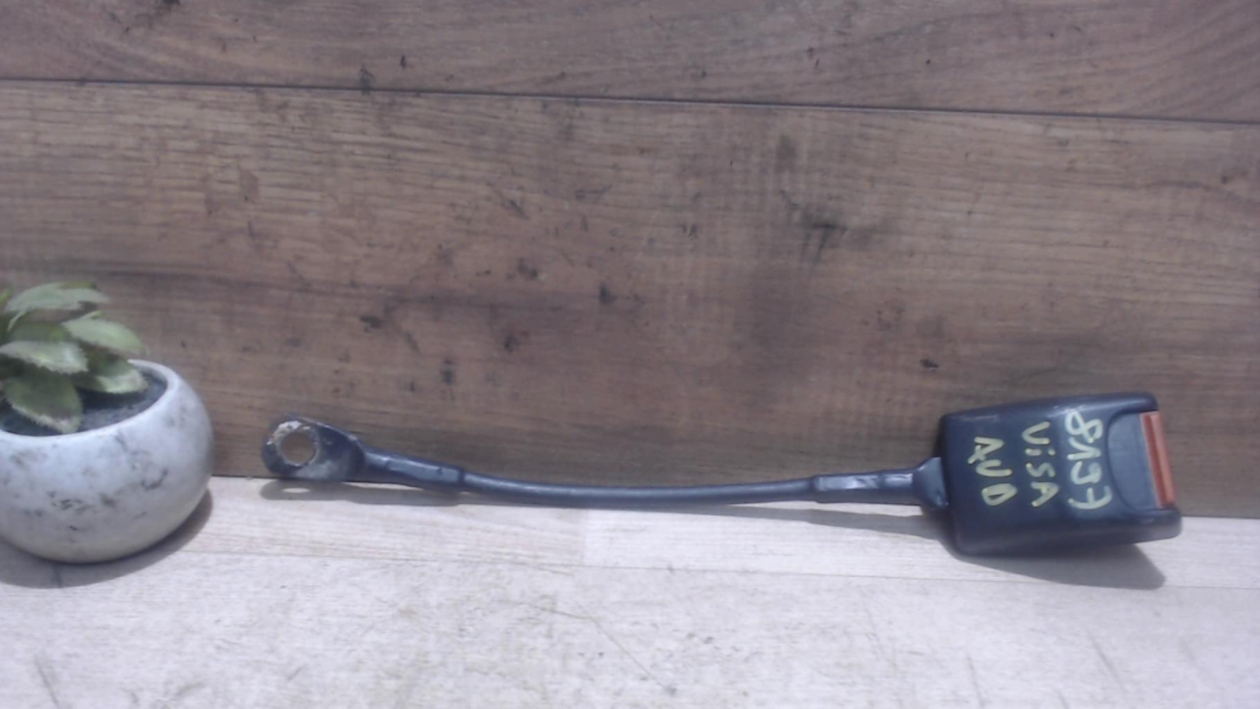 Attache ceinture avant droit