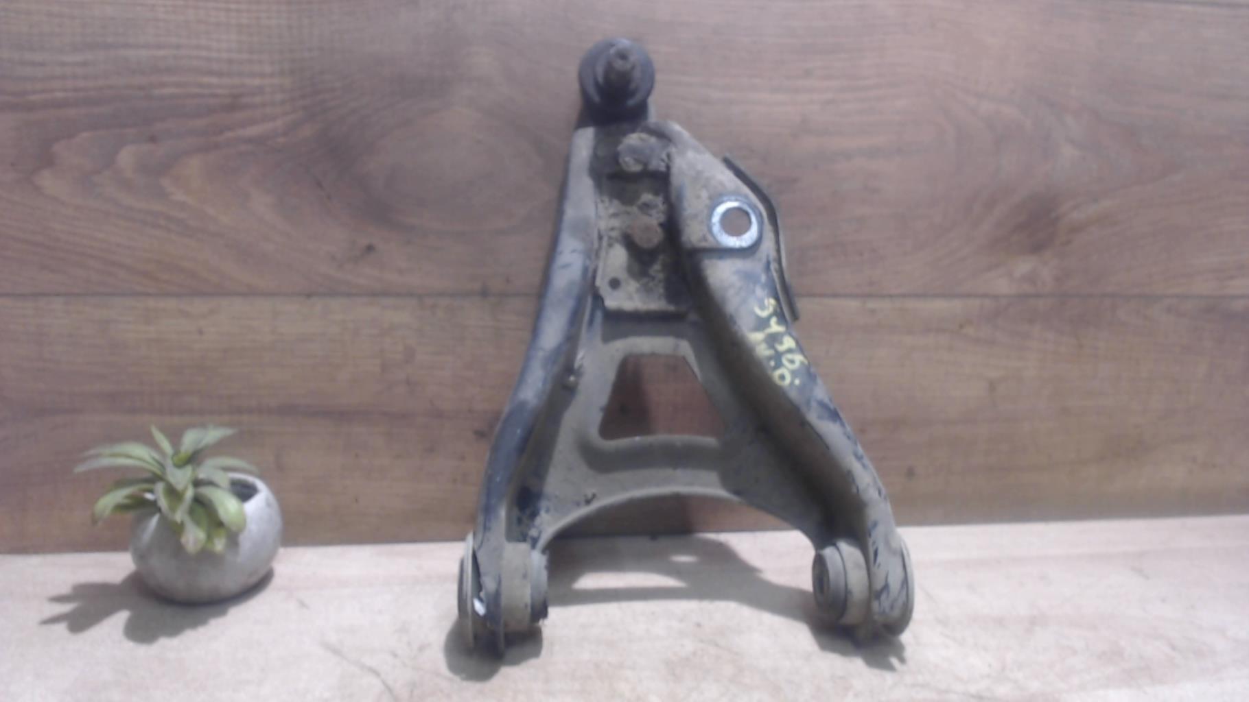 Triangle inferieur avant droit