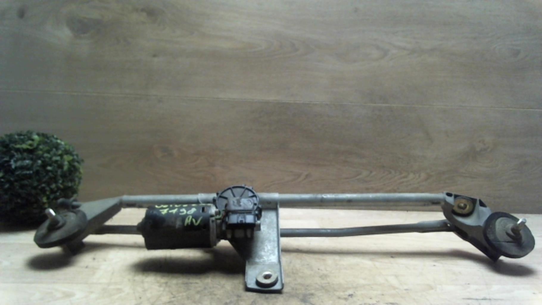 Moteur essuie glace avant