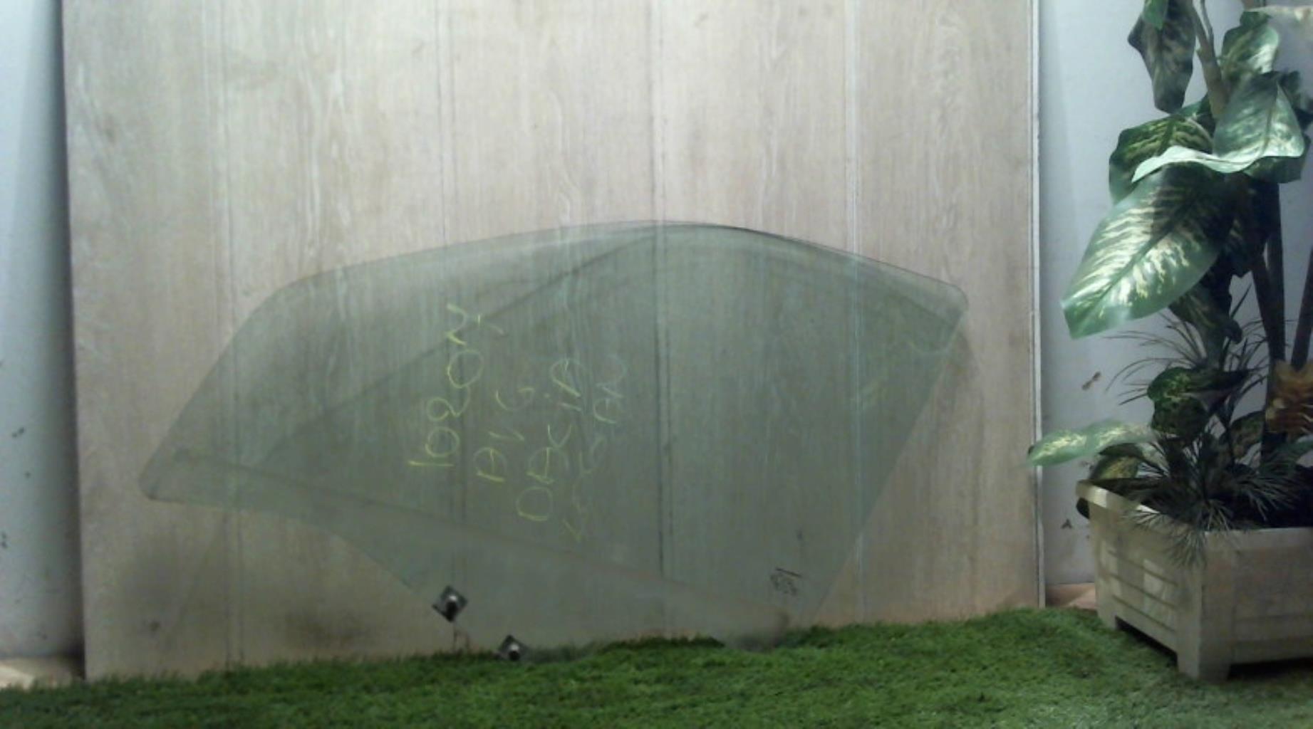 Vitre avant gauche