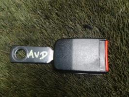 Attache ceinture avant droit