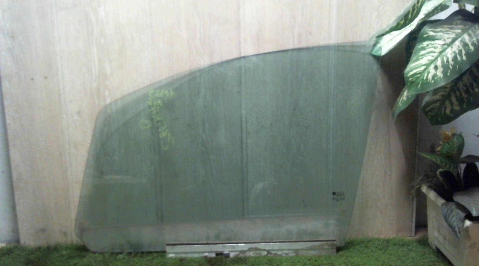 Vitre avant gauche