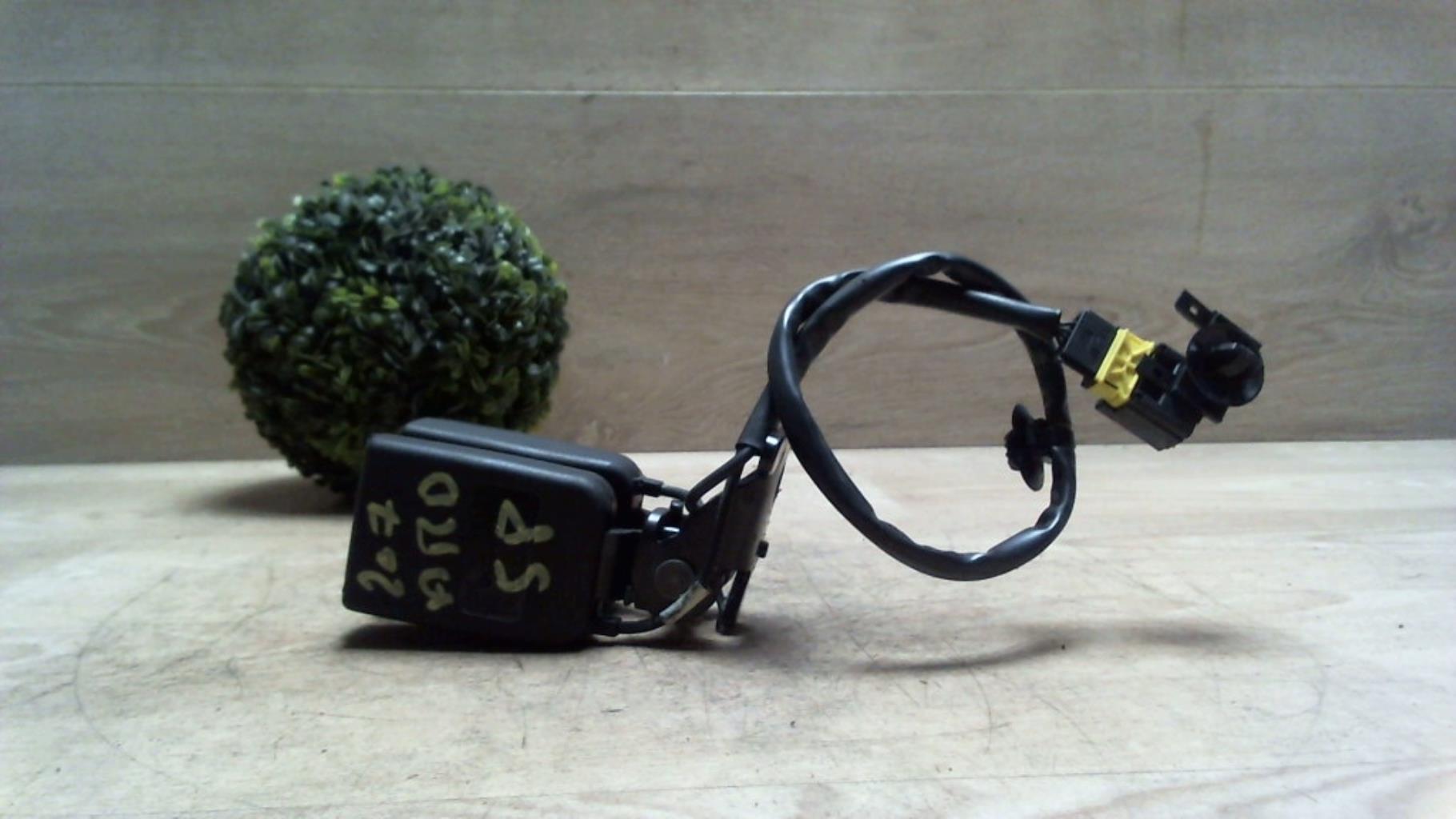 Attache ceinture arriere droit