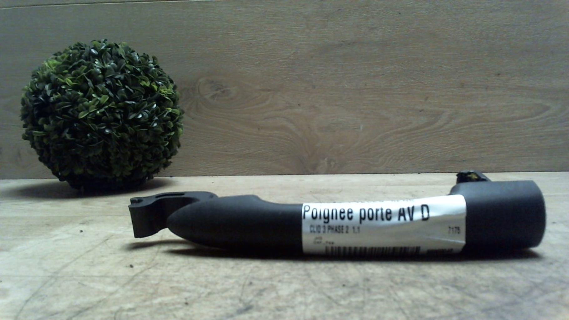 Poignee porte avant droit