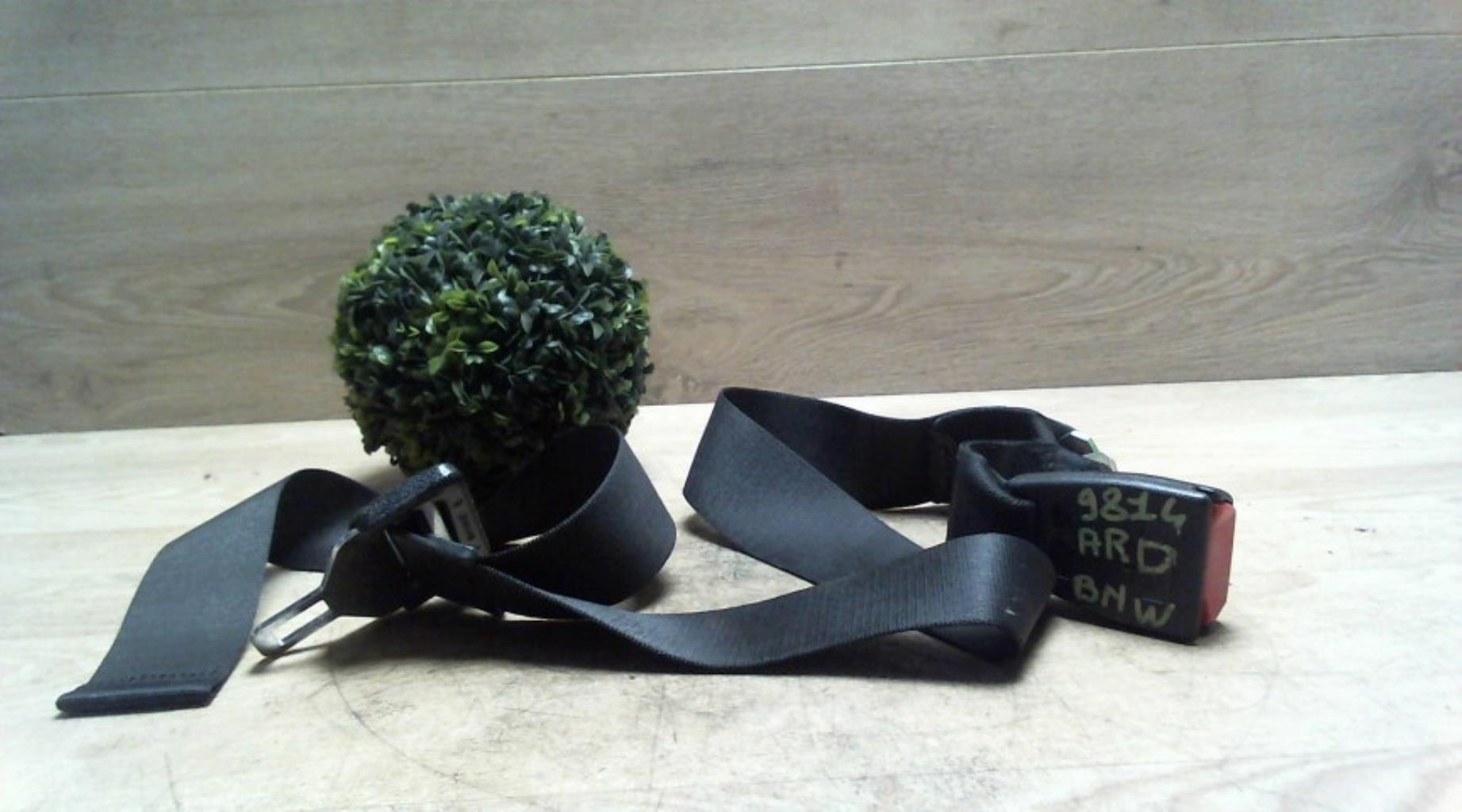 Attache ceinture arriere droit