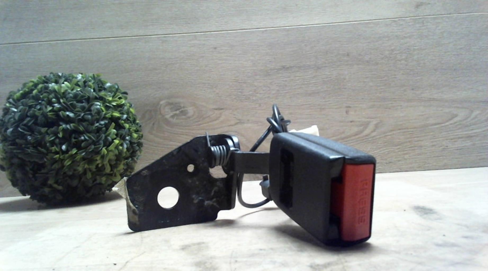 Attache ceinture arriere gauche