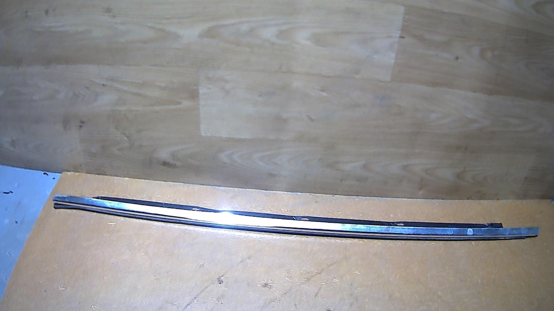 Baguette de porte avant gauche