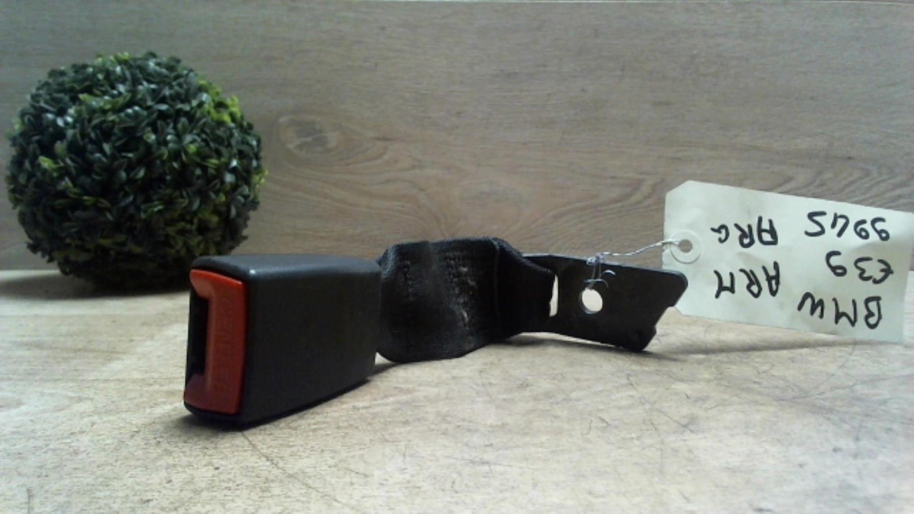 Attache ceinture arriere centrale