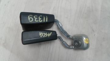 Attache ceinture arriere centrale