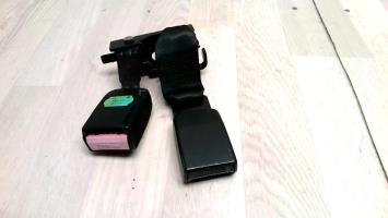 Attache ceinture arriere droit