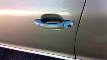 Poignee porte avant gauche