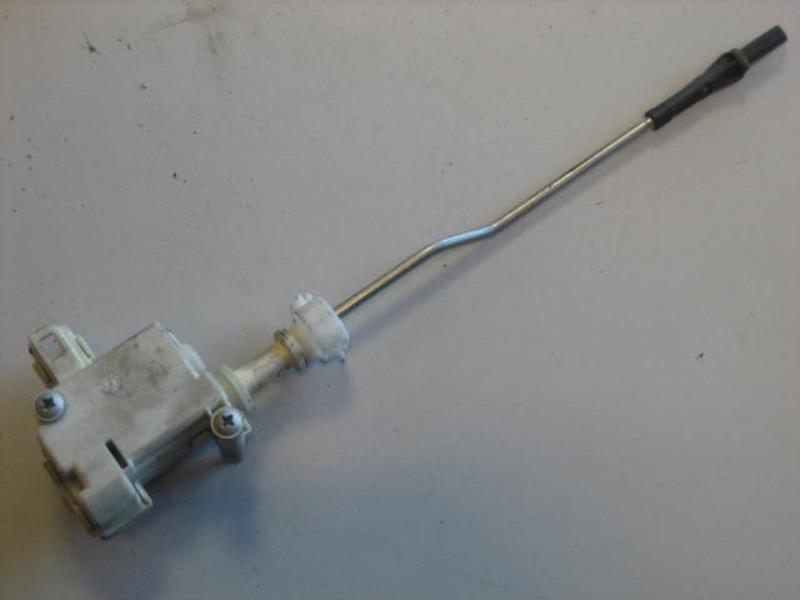 Attuatore chiavistello sportello carburante