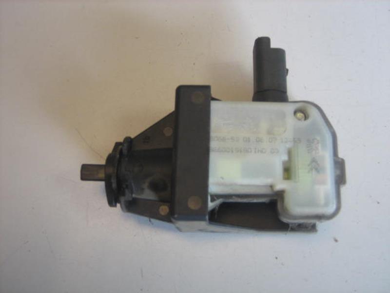 Attuatore chiavistello sportello carburante