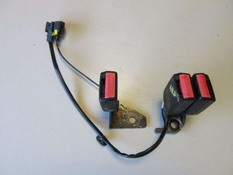 Attache ceinture arriere centrale