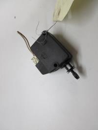Attuatore chiavistello sportello carburante