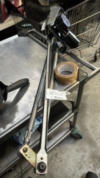 Moteur essuie glace avant