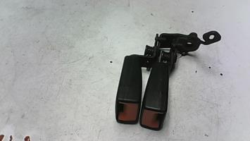 Attache ceinture arriere droit