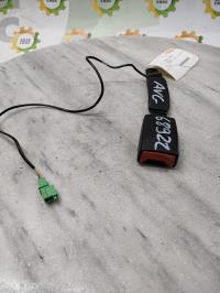 Attache ceinture avant gauche