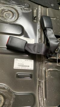 Attache ceinture arriere centrale