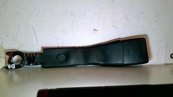 Attache ceinture avant droit