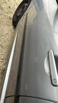 Moldura de puerta delantera izquierda