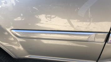 Moldura de puerta trasera derecha