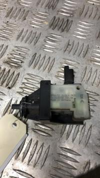 Attuatore chiavistello sportello carburante