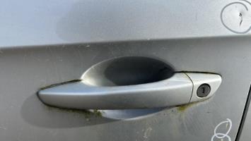 Poignee porte avant gauche