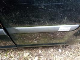Moldura de puerta trasera izquierda 