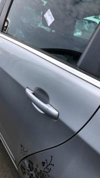 Tirador de puerta trasera izquierda