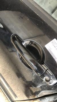 Poignee porte avant gauche