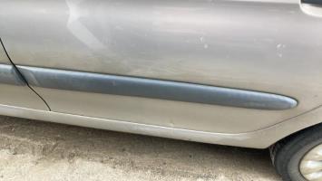 Moldura de puerta trasera izquierda 