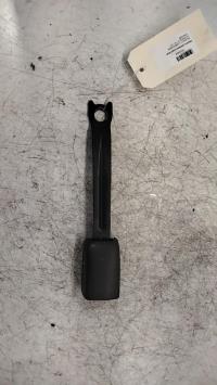 Attache ceinture avant droit