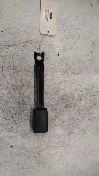 Attache ceinture avant gauche