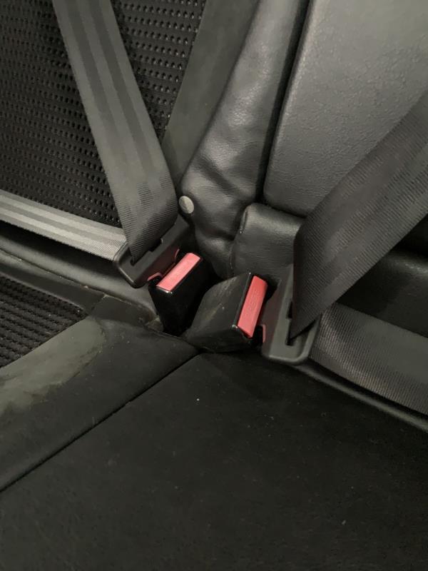 Attache ceinture arriere droit