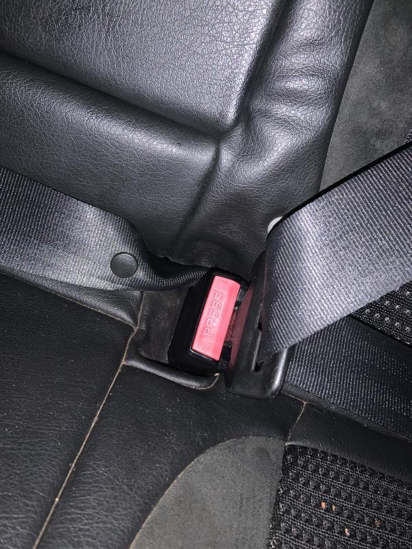 Attache ceinture arriere gauche